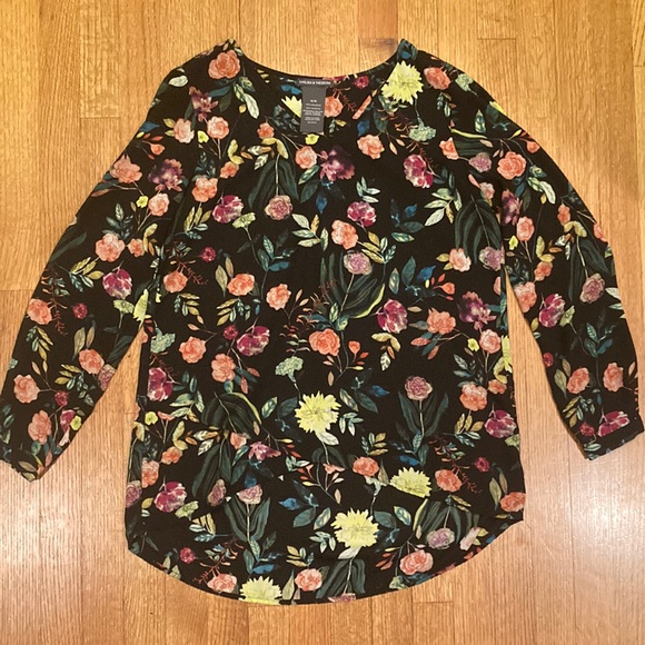Chelsea & Theodore Black Floral Print Top Size Medium - Picture 9 of 12